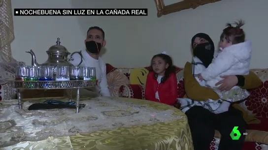 Imagen de una familia que vive sin luz en la Cañada Real Imagen de una familia que vive sin luz en la Cañada Real