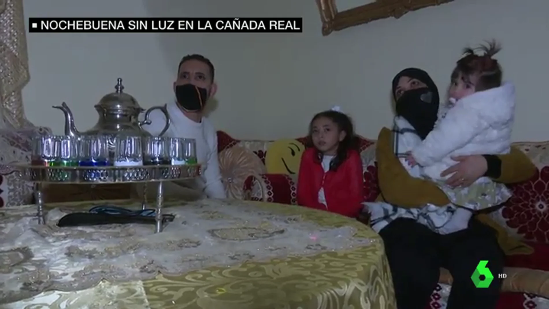 Imagen de una familia que vive sin luz en la Cañada Real