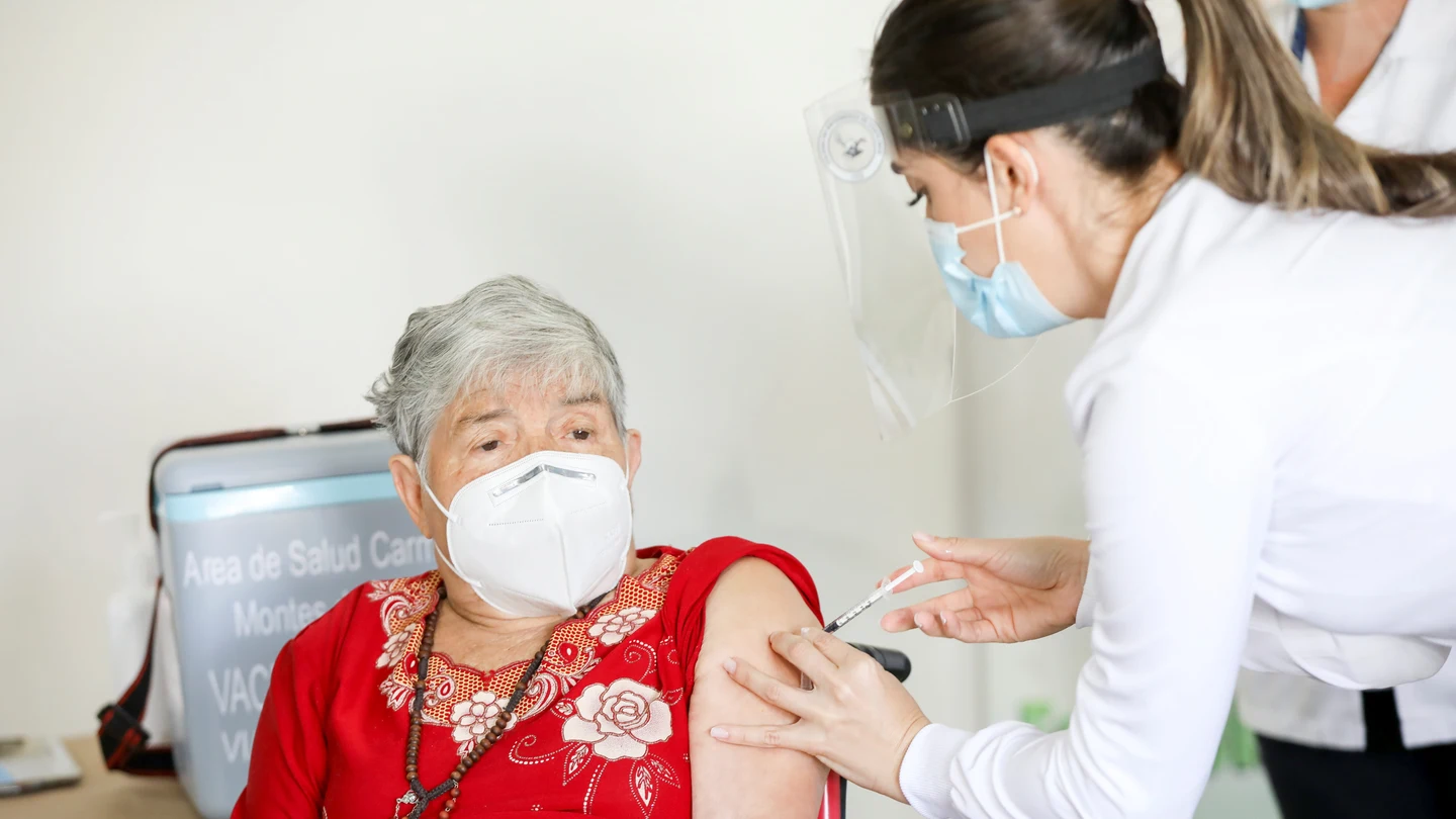 Una mujer recibe la vacuna contra el coronavirus en San José (Costa Rica) Una mujer recibe la vacuna contra el coronavirus en San José (Costa Rica)