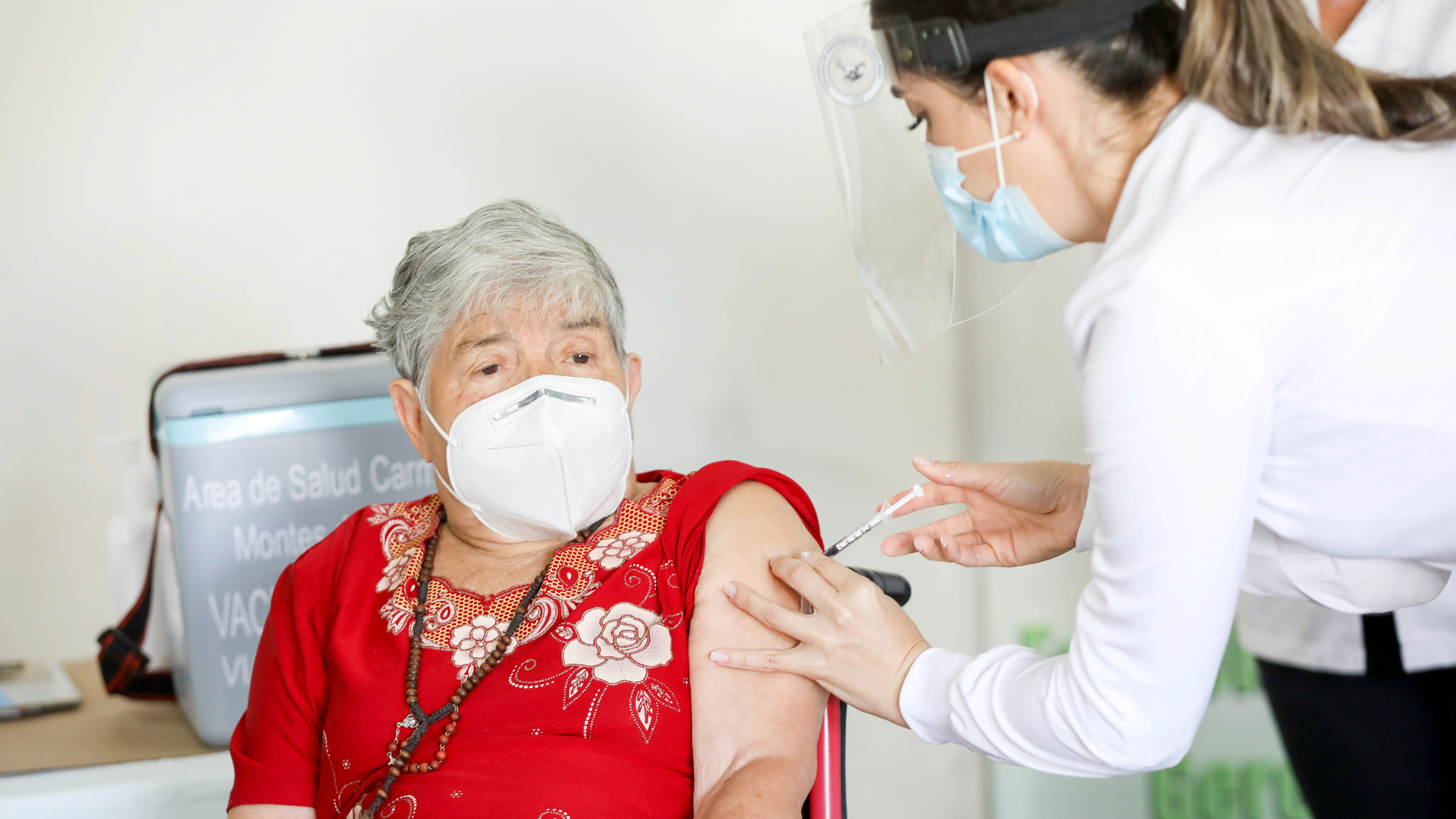 Una mujer recibe la vacuna contra el coronavirus en San José (Costa Rica)