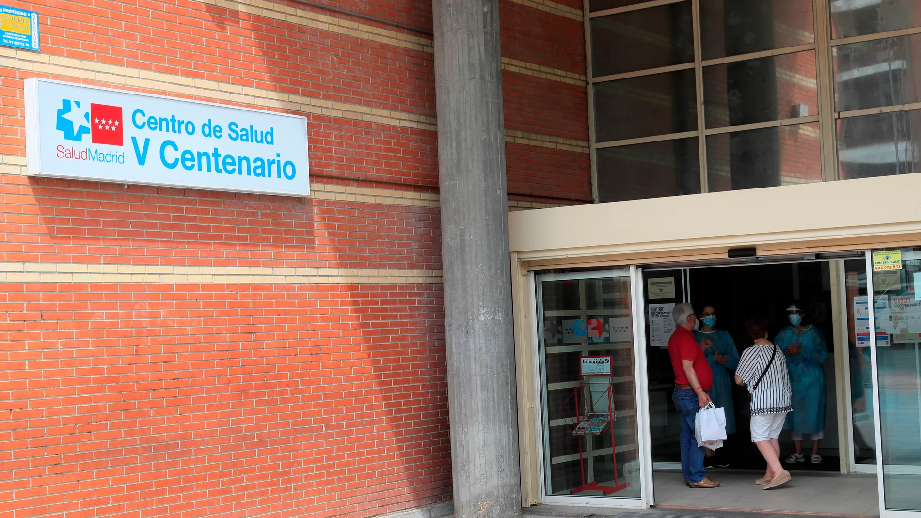 Dos personas se informan en el centro de salud V Centenario de San Sebastián de los Reyes