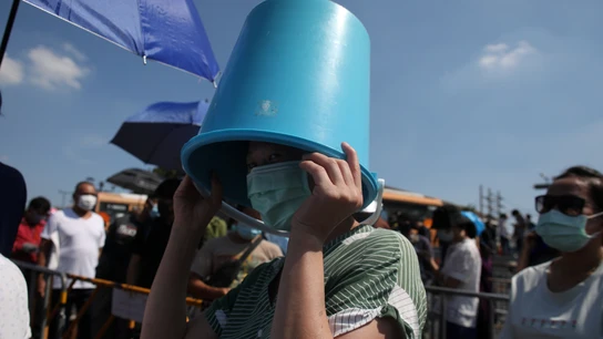 Una mujer con mascarilla en Tailandia Una mujer con mascarilla en Tailandia