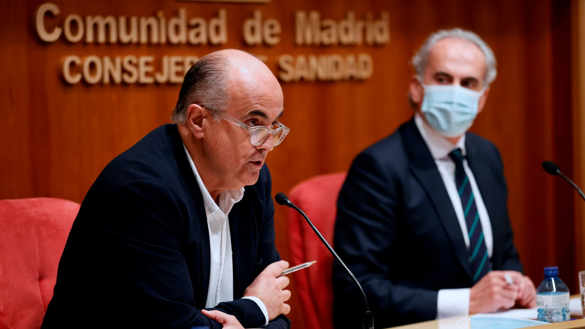 El viceconsejero de Salud Pública y Plan Covid-19, Antonio Zapatero, y el consejero de Sanidad de la Comunidad de Madrid, Enrique Ruiz Escudero
