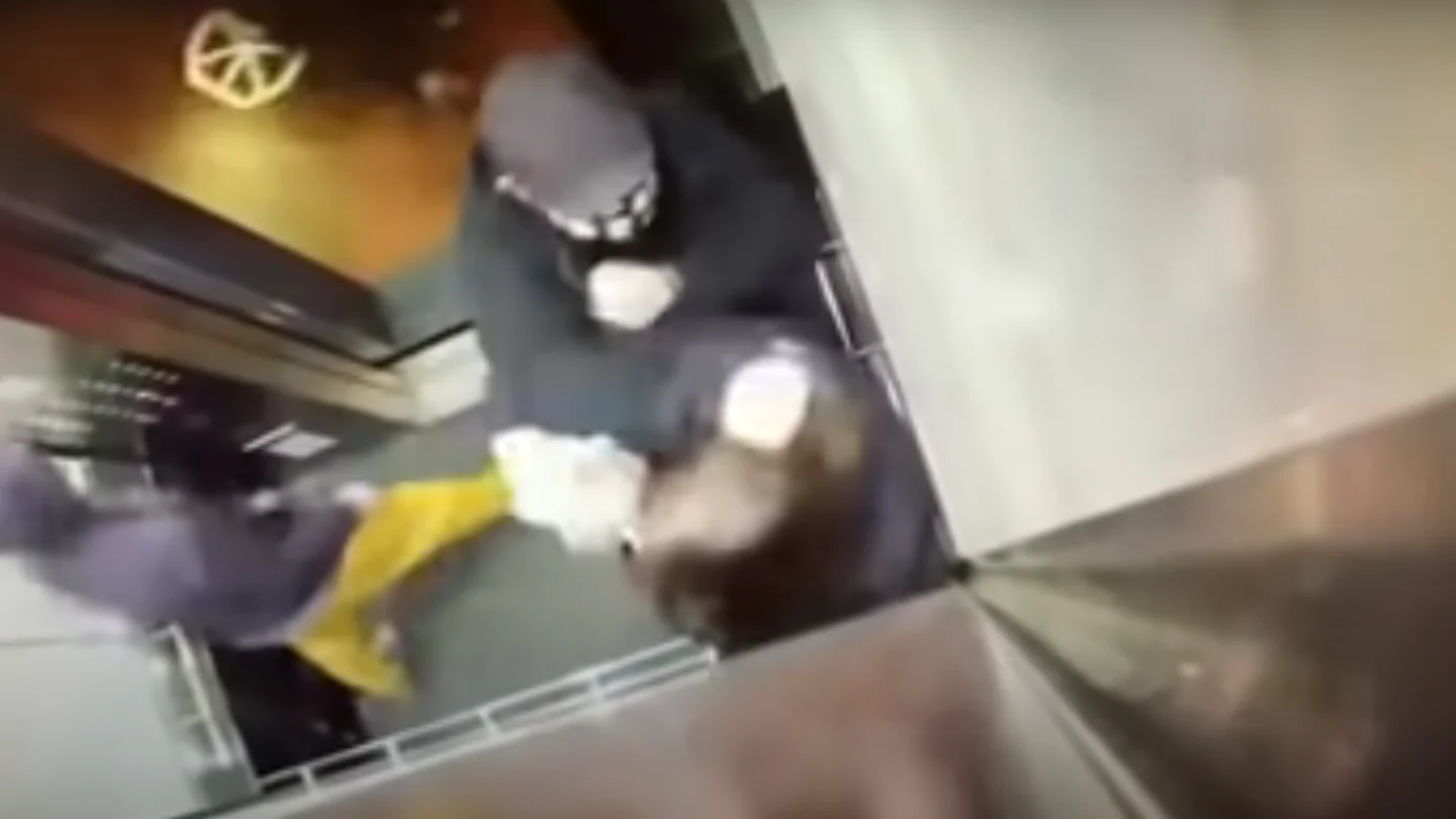 Un anciano golpea a un joven en un ascensor Un anciano golpea a un joven en un ascensor