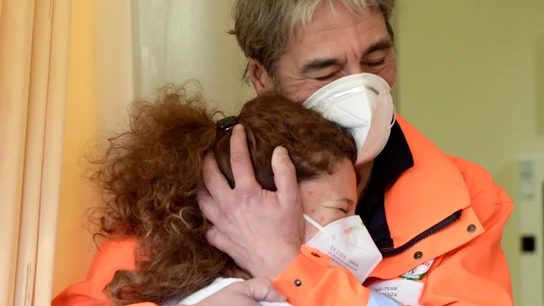 La enfermera italiana Elena Betti, emocionada tras recibir la vacuna contra la COVID-19 La enfermera italiana Elena Betti, emocionada tras recibir la vacuna contra la COVID-19
