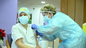 Mónica Tapia, auxiliar de enfermería de la residencia Los Olmos, recibe la vacuna contra la COVID-19