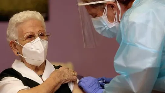 Araceli, la primera mujer en vacunarse contra el coronavirus en España Araceli, la primera mujer en vacunarse contra el coronavirus en España