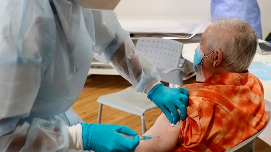 Una interna de la Residencia Mixta de Gijón recibe la vacuna contra la COVID-19 Una interna de la Residencia Mixta de Gijón recibe la vacuna contra la COVID-19