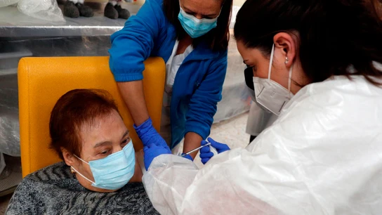 Josefa, de 74 años, residente de la residencia Casa Retino El Salvador (Torrent), recibe la primera vacuna contra el COVID-19 en la Com. Valenciana Josefa, de 74 años, residente de la residencia Casa Retino El Salvador (Torrent), recibe la primera vacuna contra el COVID-19 en la Com. Valenciana