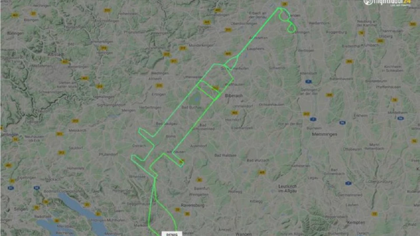 Imagen de la jeringuilla dibujada en el cielo por un piloto alemán para celebrar el comienzo de la vacunación Imagen de la jeringuilla dibujada en el cielo por un piloto alemán para celebrar el comienzo de la vacunación