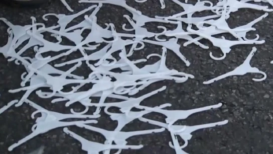 Un mural de perchas en memoria de las fallecidas en Argentinas por abortos clandestinos Un mural de perchas en memoria de las fallecidas en Argentinas por abortos clandestinos