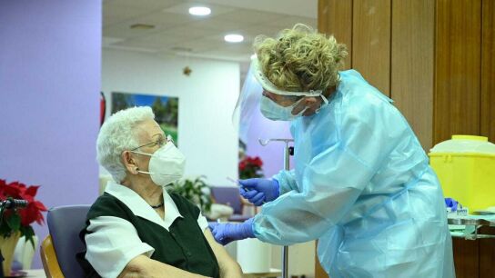 Araceli, de 96 años, ha sido la primera persona en vacunarse contra la Covid-19 en España. Ha sido en la residencia Los Olmos, en Guadalajara.