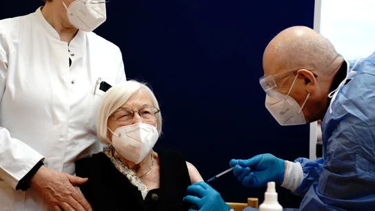 Gertrud Haase, de 101 años, recibe la vacuna en Alemania Gertrud Haase, de 101 años, recibe la vacuna en Alemania