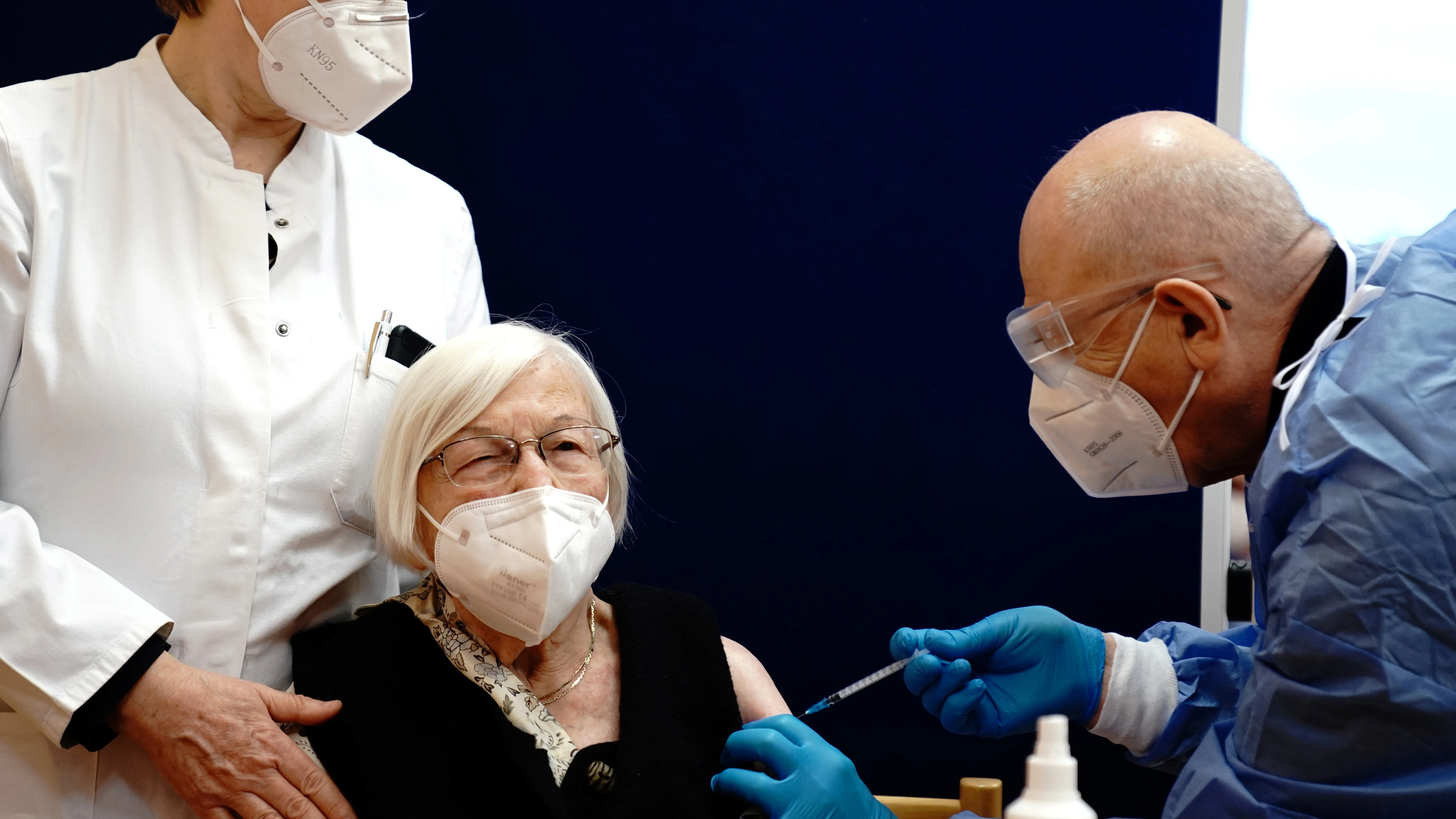 Gertrud Haase, de 101 años, recibe la vacuna en Alemania