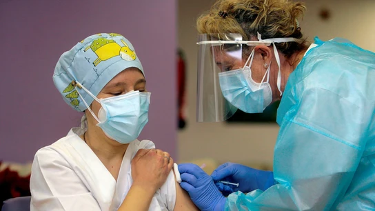 Mónica Tapias, primera sanitaria en vacunarse contra la COVID-19 en España Mónica Tapias, primera sanitaria en vacunarse contra la COVID-19 en España