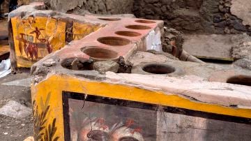 Los restos del primer 'restaurante de comida rápida' de Pompeya hallado intacto