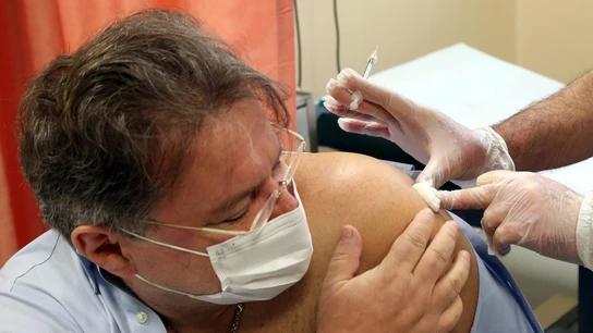 Un sanitario recibe la vacuna de Pfizer en Italia Un sanitario recibe la vacuna de Pfizer en Italia
