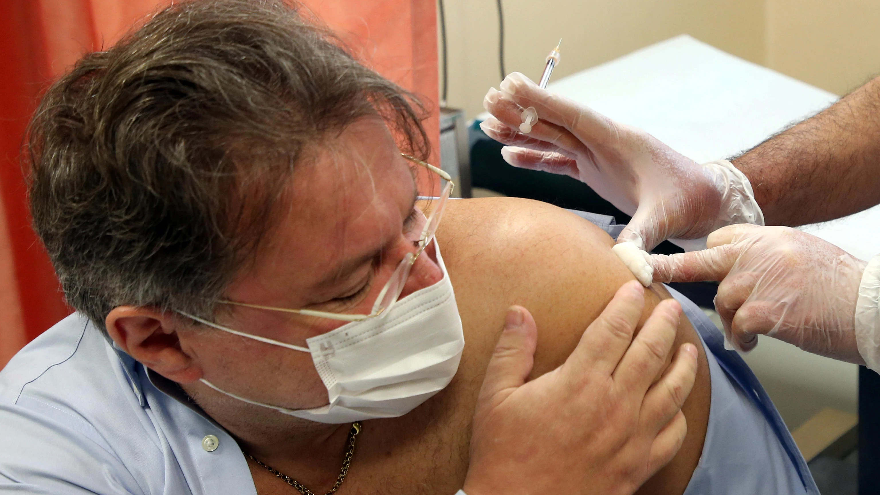 Un sanitario recibe la vacuna de Pfizer en Italia Un sanitario recibe la vacuna de Pfizer en Italia