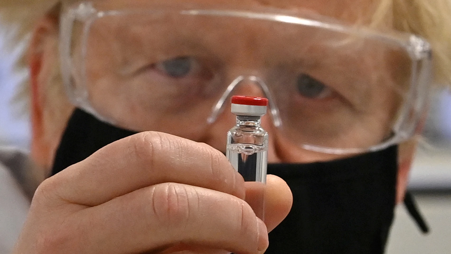Boris Johnson observa de cerca un vial de la vacuna de Oxford/AstraZeneca