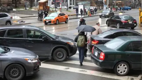 Multas por el mal uso de los pasos de peatones Multas por el mal uso de los pasos de peatones