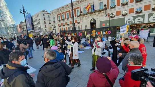 Los sanitarios reclaman más recursos para la Sanidad ante la Puerta del Sol Los sanitarios reclaman más recursos para la Sanidad ante la Puerta del Sol