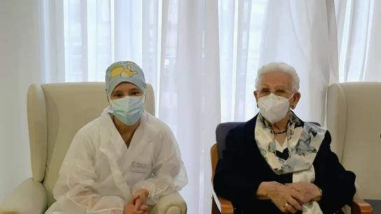 Araceli Hidalgo y Mónica Tapias, primeras vacunadas contra el coronavirus en España Araceli Hidalgo y Mónica Tapias, primeras vacunadas contra el coronavirus en España