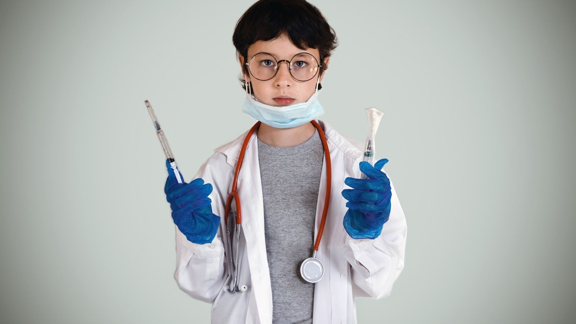 niños vestido de médico con mascarilla