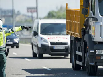 Los agentes de tráfico son los prioritarios en cualquier circunstancia Los agentes de tráfico son los prioritarios en cualquier circunstancia