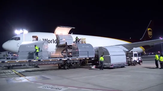 Llegan a España las vacunas de Pfizer tras sufrir un retraso de un día en el reparto Llegan a España las vacunas de Pfizer tras sufrir un retraso de un día en el reparto