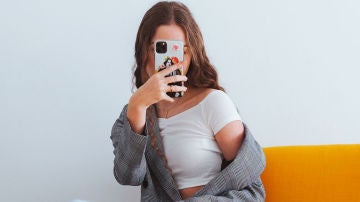 Adolescente con móvil