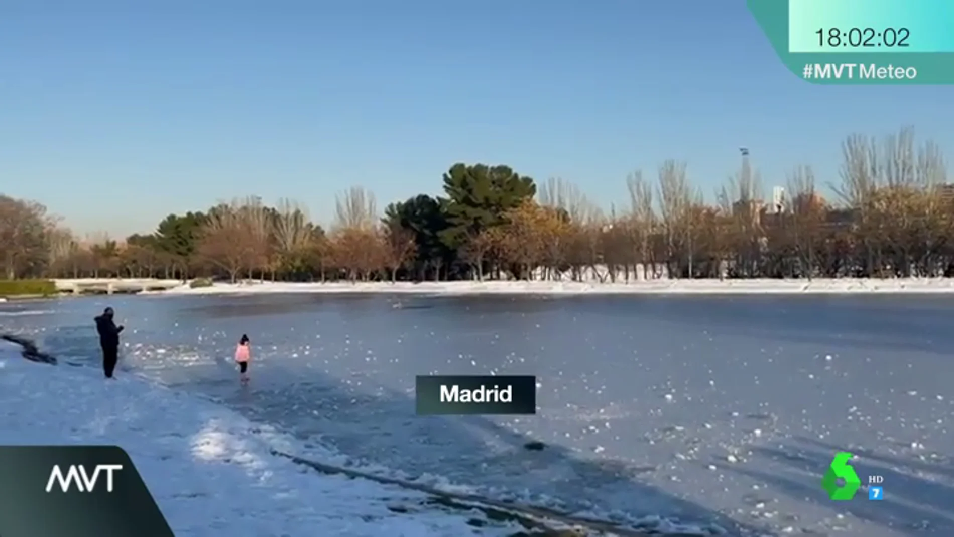 Las imágenes de la imprudencia en plena ola de frío: de andar por un lago helado a patinar sobre él