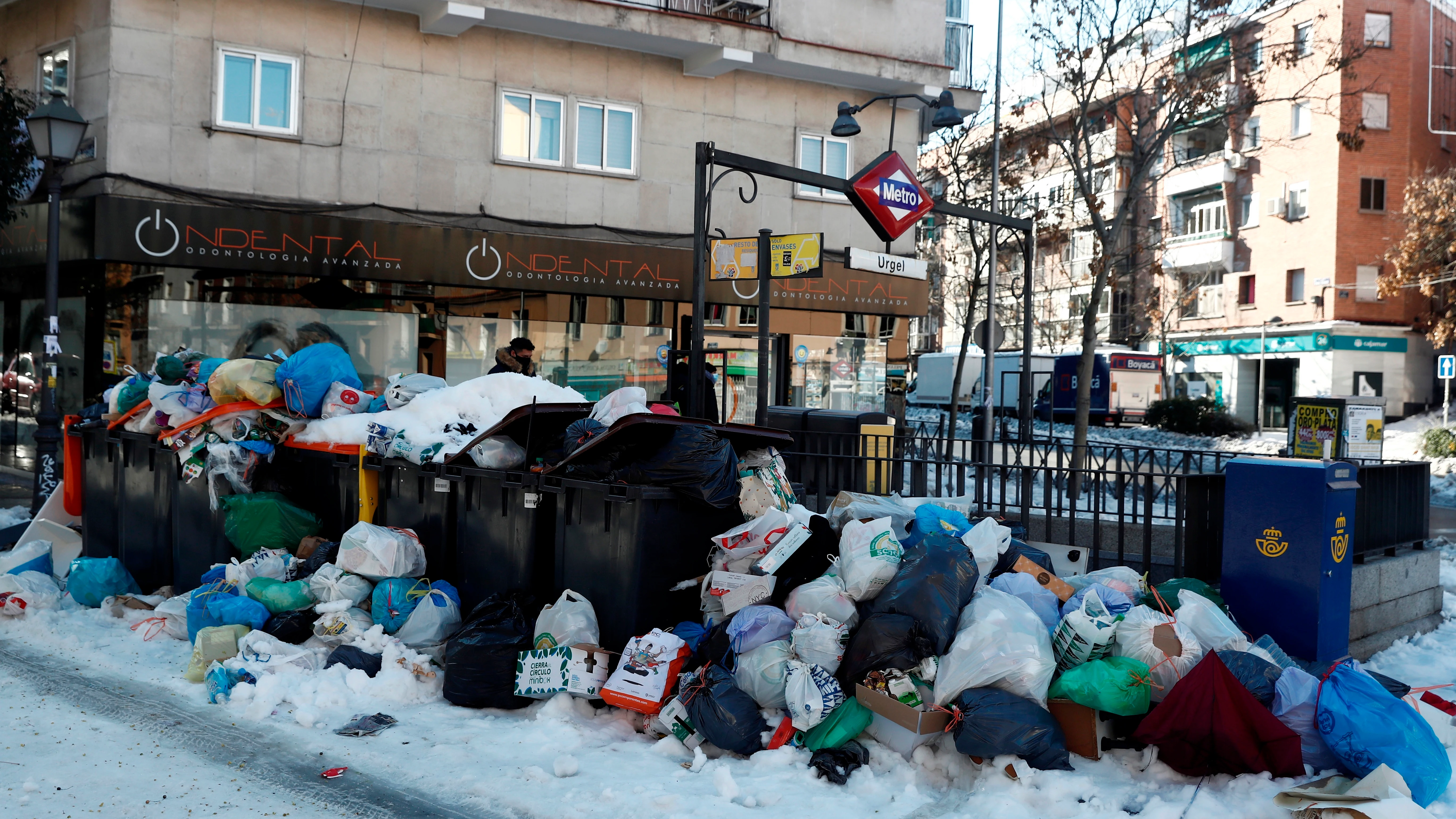 Basura acumulada en la entrada de la parada de Metro de Urgel.