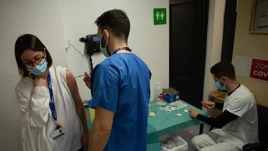 Profesionales sanitarios preparan y administran la vacuna de covid-19 a sus compañeros en el Hospital Vall d'Hebrón de Barcelona. Profesionales sanitarios preparan y administran la vacuna de covid-19 a sus compañeros en el Hospital Vall d'Hebrón de Barcelona.