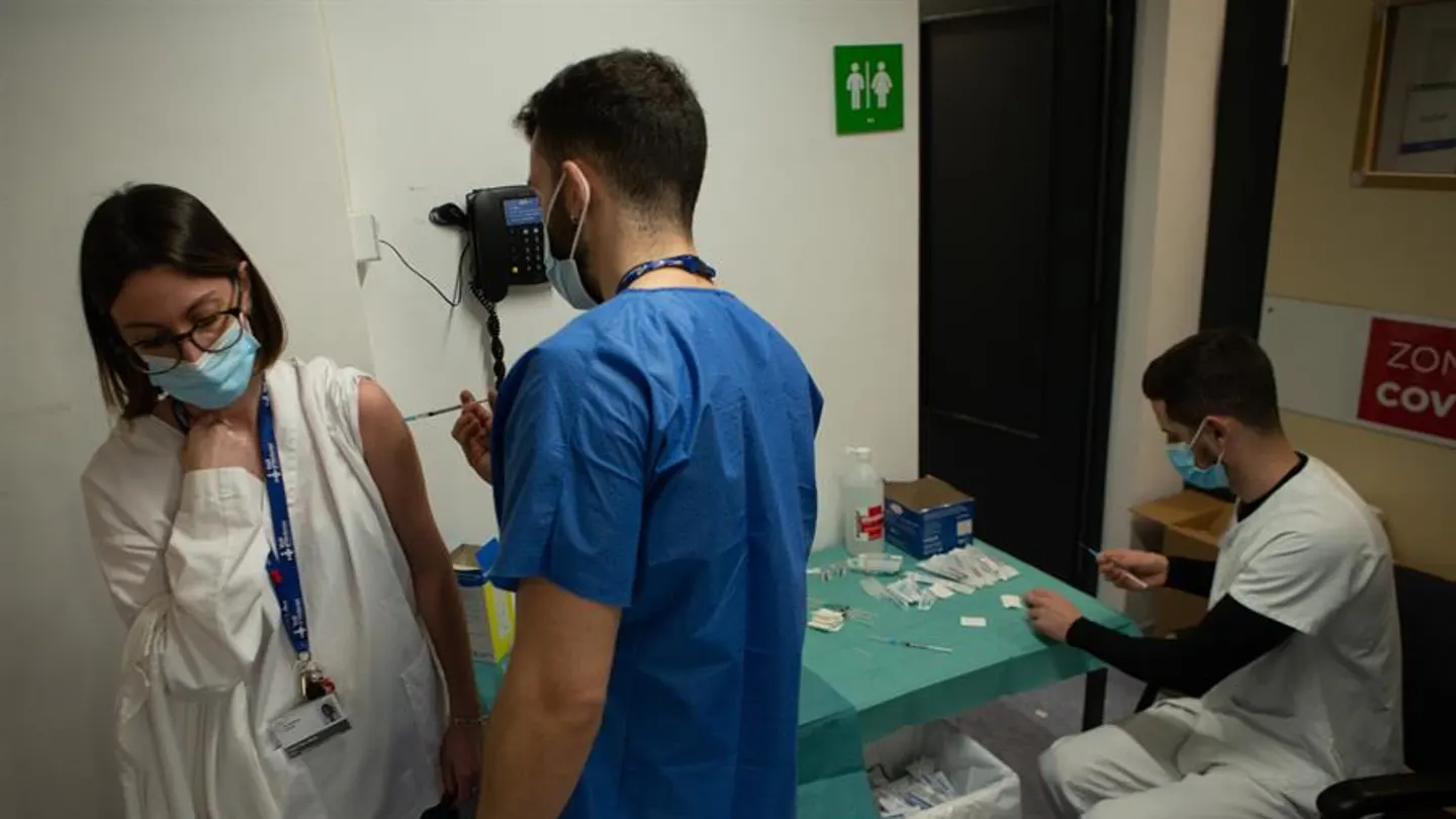 Profesionales sanitarios preparan y administran la vacuna de covid-19 a sus compañeros en el Hospital Vall d'Hebrón de Barcelona. Profesionales sanitarios preparan y administran la vacuna de covid-19 a sus compañeros en el Hospital Vall d'Hebrón de Barcelona.