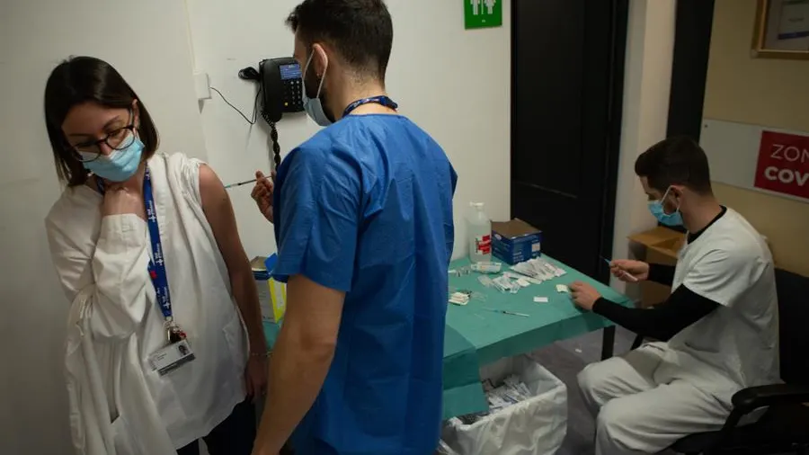 Profesionales sanitarios preparan y administran la vacuna de covid-19 a sus compañeros en el Hospital Vall d'Hebrón de Barcelona.