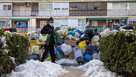 Basura acumulada en una de las calles de Madrid. Basura acumulada en una de las calles de Madrid.