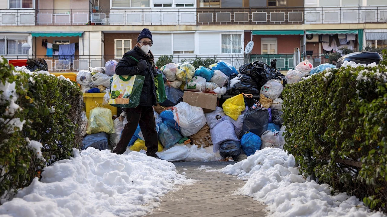 Basura acumulada en una de las calles de Madrid.