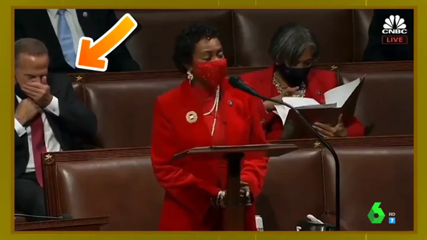 El momento viral en el que un político se quita la mascarilla para estudiar en pleno Congreso de EEUU indigna a las redes El momento viral en el que un político se quita la mascarilla para estudiar en pleno Congreso de EEUU indigna a las redes