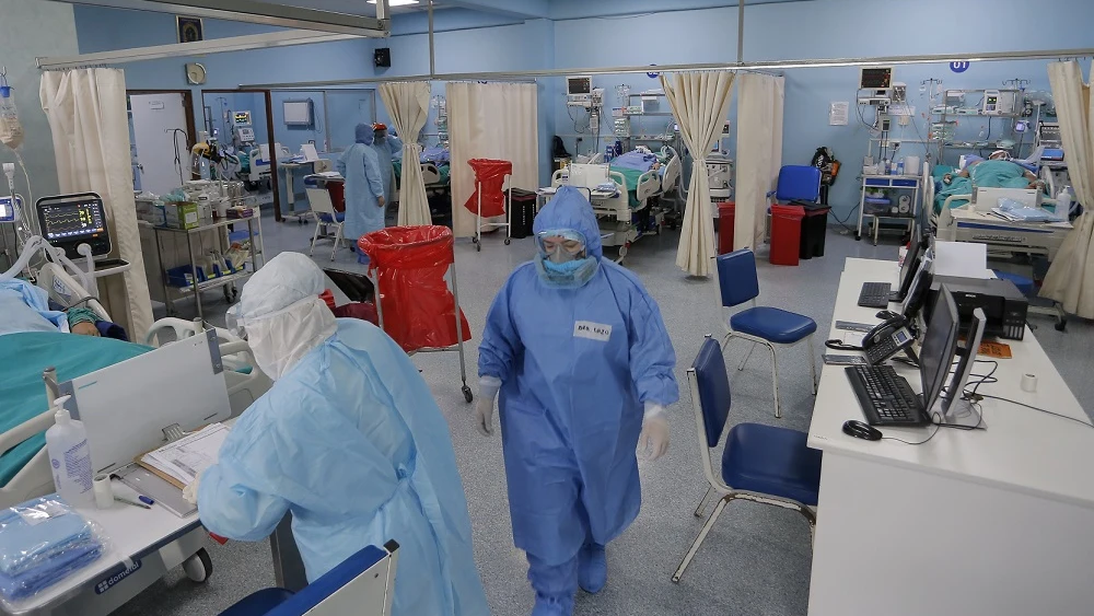 Imagen de sanitarios en un hospital de Perú