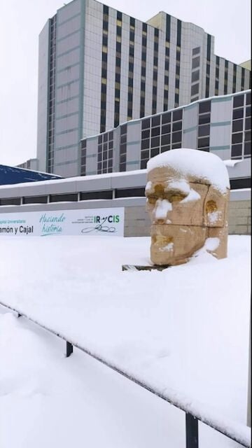 La nieve tomó los alrededores del centro hospitalario Ramón y Cajal.