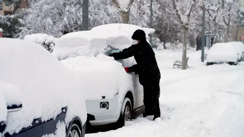 Hombre limpiando nieve de su coche Hombre limpiando nieve de su coche
