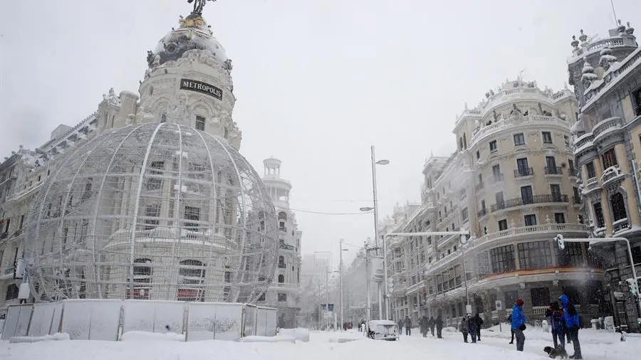 La Gran Vía de Madrid, cubierta de nieve