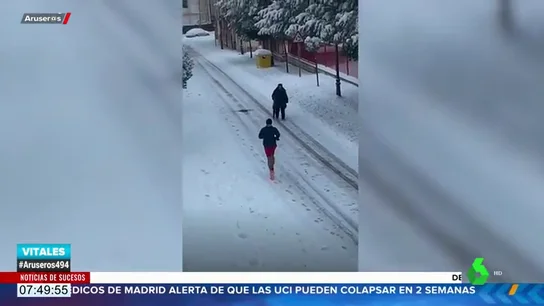 Una señora mayor advierte a un 'runner' que corre sobre la nieve: ¡Que te vas a helar!" Una señora mayor advierte a un 'runner' que corre sobre la nieve: ¡Que te vas a helar!"