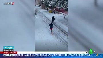 Una señora mayor advierte a un 'runner' que corre sobre la nieve: ¡Que te vas a helar!"