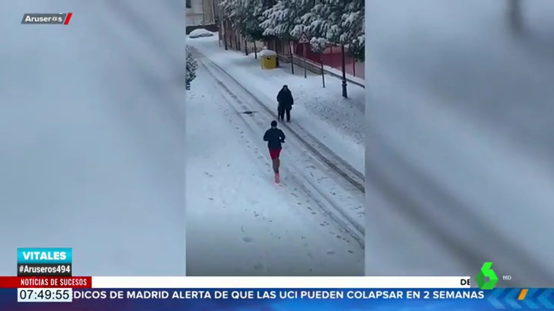 Una señora mayor advierte a un 'runner' que corre sobre la nieve: ¡Que te vas a helar!"