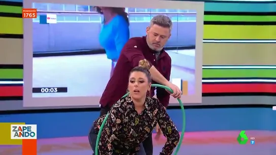 Valeria Ros se atreve a imitar el récord mundial de vueltas con un hula-hoop con el culo: "Es que tengo un poco culo carpeta" Valeria Ros se atreve a imitar el récord mundial de vueltas con un hula-hoop con el culo: "Es que tengo un poco culo carpeta"