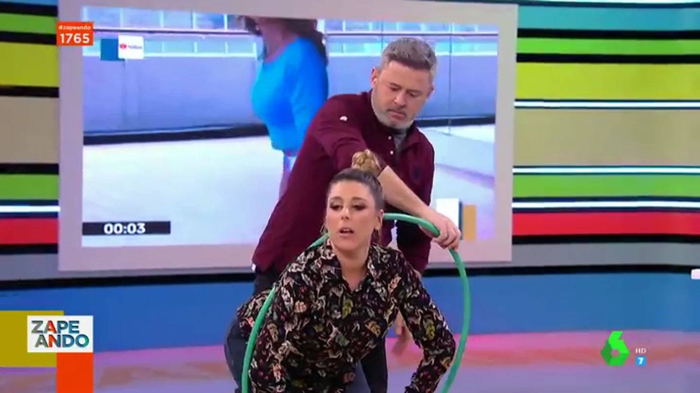 Valeria Ros se atreve a imitar el récord mundial de vueltas con un hula-hoop con el culo: "Es que tengo un poco culo carpeta" Valeria Ros se atreve a imitar el récord mundial de vueltas con un hula-hoop con el culo: "Es que tengo un poco culo carpeta"