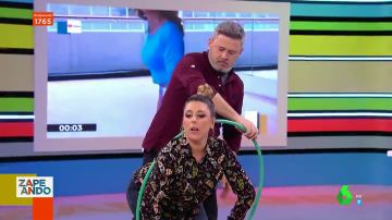Valeria Ros se atreve a imitar el récord mundial de vueltas con un hula-hoop con el culo: "Es que tengo un poco culo carpeta"