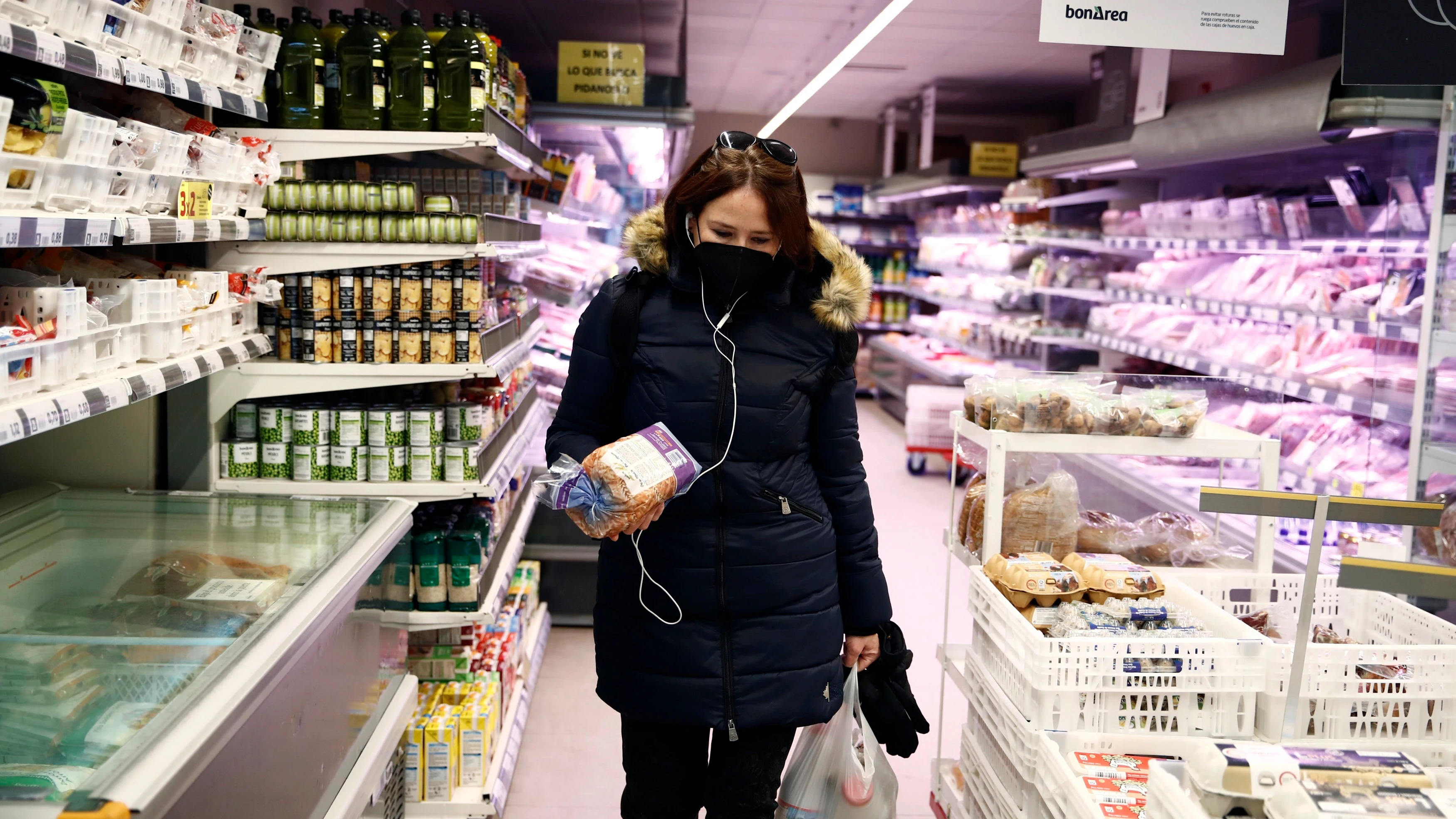 Mujer hace la compra en un supermercado unos días después del temporal