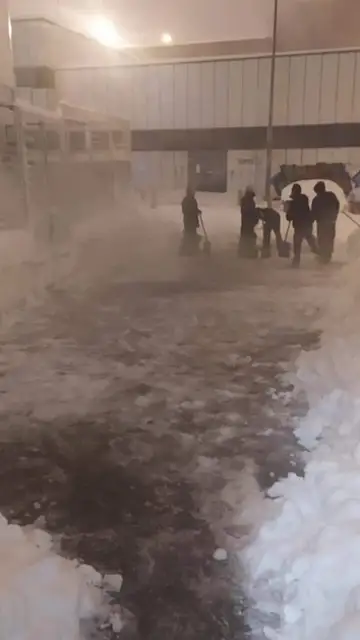 El personal despejó las entradas de las ambulancias a palazos. El personal despejó las entradas de las ambulancias a palazos.